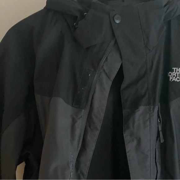 The North Face Men's Windbreaker Jacket - Picture 5 of 11
